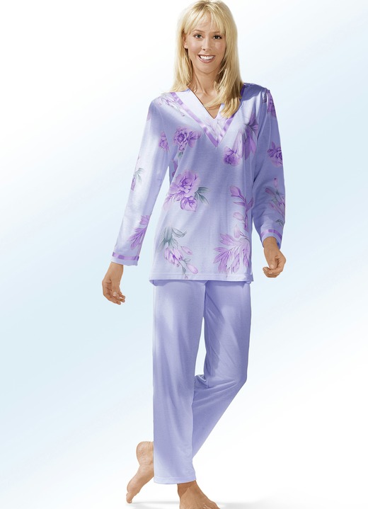 Pyjamas & Shortys - Pyjama, Langarm mit V-Ausschnitt, in Größe 036 bis 052, in Farbe FLIEDER-BUNT Ansicht 1