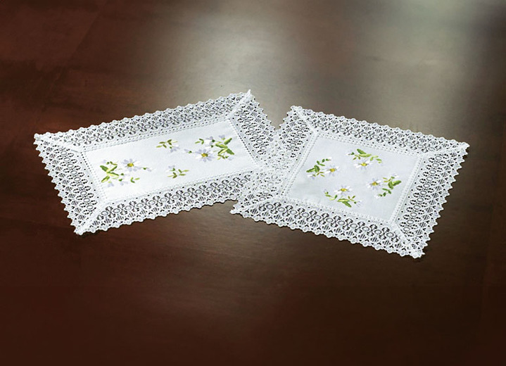 Heimtextilien - Raumdekoration mit Gänseblümchen-Stickerei und zarter Häkelspitze, in Größe 130 (Deckchen, 40/ 40 cm) bis 404 (Kissenhülle, 40/ 40 cm), in Farbe WEISS Ansicht 1