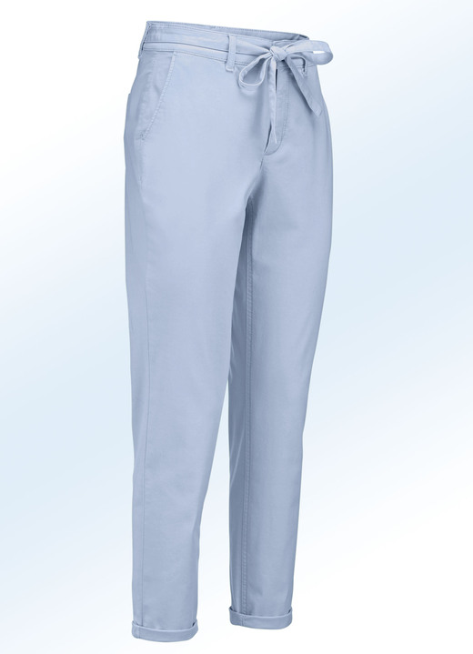 - Hose in trendiger Chino-Form, in Größe 017 bis 052, in Farbe BLEU Ansicht 1