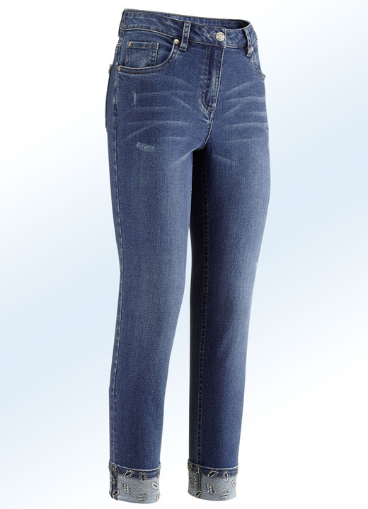 Hosen mit Knopf- und Reissverschluss - Edel-Jeans in 7/8-Länge mit hübschem Glitzersteinchenbesatz Hosen mit Knopf- und Reissverschluss - Edel-Jeans in 7/8-Länge mit hübschem Glitzersteinchenbesatz, in Größe 018 bis 052, in Farbe JEANSBLAU