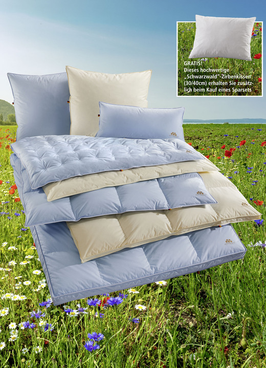 Bettwaren - Erstklassige Daunendecken-«Sonderserie blau & creme» aus dem Schwarzwald, in Größe 103 (Decke, 135/200 cm) bis 403 (4-teiliges Sparset), in Farbe BLAU, in Ausführung Medium Ansicht 1