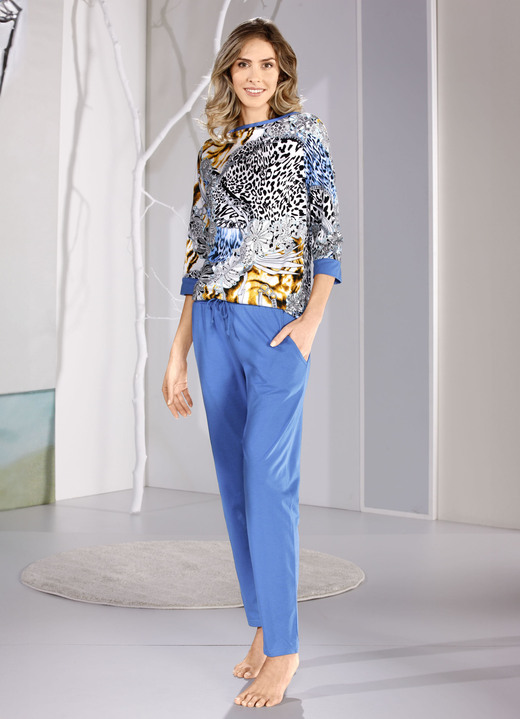Pyjamas & Shortys - Schlafanzug mit 3/4 langen Ärmeln sowie langer Hose, in Größe 038 bis 050, in Farbe WEISS-ROYALBLAU-BUNT Ansicht 1