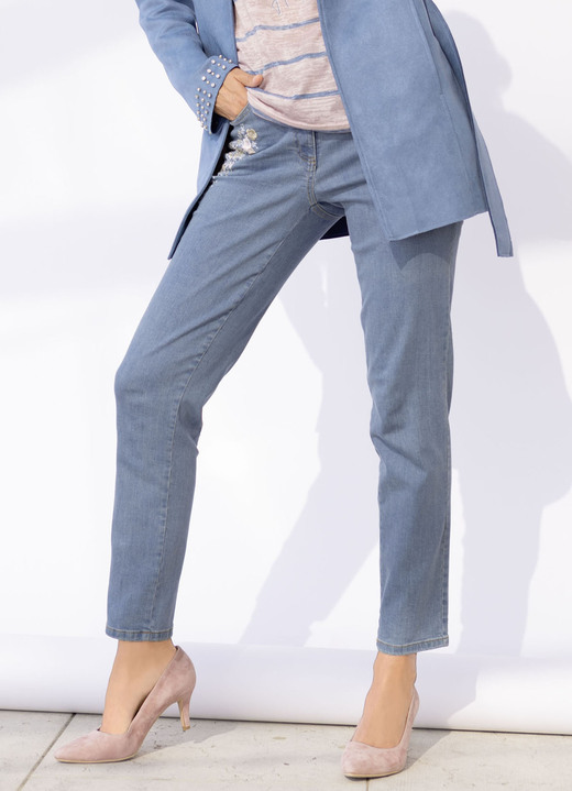 Hosen mit Knopf- und Reissverschluss - Jeans mit floraler Stickerei, in Größe 018 bis 052, in Farbe JEANSBLAU Ansicht 1