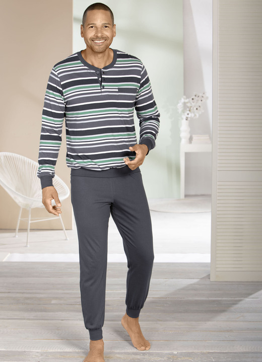 Pyjamas - Zweierpack Schlafanzüge mit Knopfleiste und Bündchenabschlüssen, in Größe 046 bis 062, in Farbe 1X GRÜN-GRAFIT-BUNT, 1X HELLBLAU-MARINE-BUNT Ansicht 1