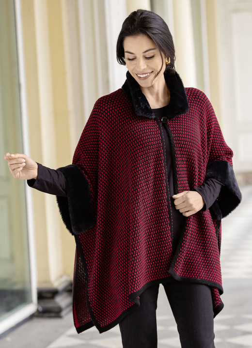 Strickgilets - Poncho mit Kunstpelzbesätzen Strickgilets - Poncho mit Kunstpelzbesätzen, in Größe 1(36-42) bis 3(50-54), in Farbe SCHWARZ-ROT