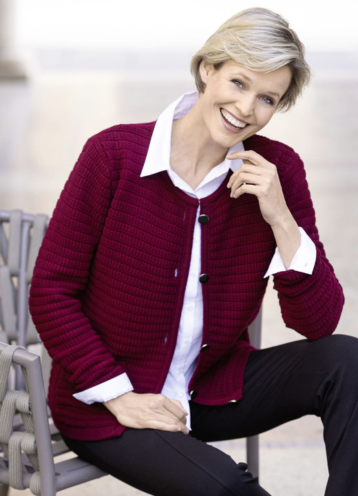 Strickjacken - Strickjacke mit Struktur allover, in Größe 038 bis 054, in Farbe BORDEAUX Ansicht 1