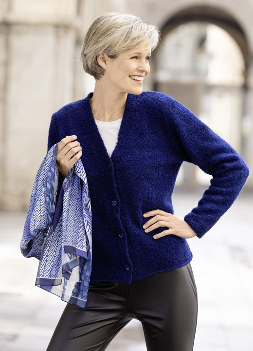 Strickjacken - Strickjacke in flauschiger Boucléqualität, in Größe 036 bis 052, in Farbe NACHTBLAU Ansicht 1