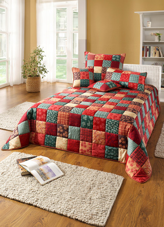 Tagesdecke und Kissenbezüge in Patchwork-Optik
