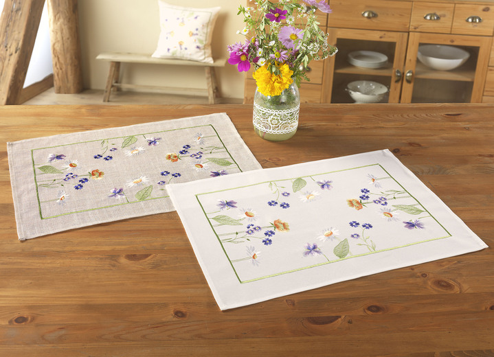 Heimtextilien - Schön bestickte Tisch- und Raumdekoration, in Größe 101 (Deckchen, 35x 50 cm) bis 404 (Kissenbezug, 40x 40 cm), in Farbe NATUR-BUNT Ansicht 1