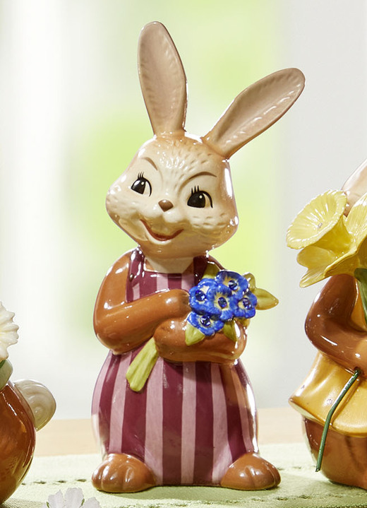 Ostern - Goebel-Hasen aus Feinsteingut, in Farbe BUNT, in Ausführung Hasenjunge mit Vergissmeinnicht Ansicht 1