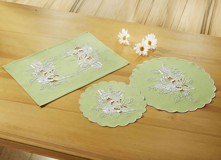 Heimtextilien - Tisch- und Raumdekoration mit gestickten Schmetterlingen und Blumen, in Größe 101 (Deckchen, 35x 50 cm) bis 404 (Kissenbezug, 40x 40 cm), in Farbe GRÜN-WEISS Ansicht 1