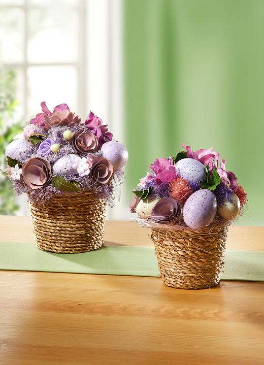 Ostern - Blüten-Arrangement im Weidekorb, in Farbe VIOLETT, in Ausführung groß