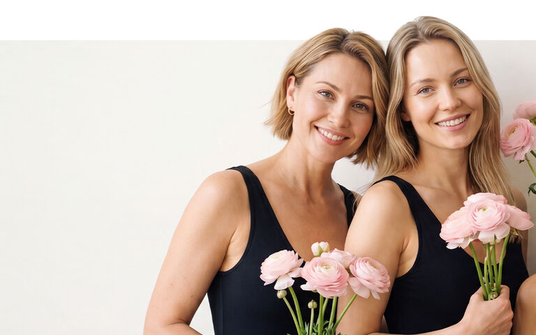 Zwei Frauen mit Blumen in der Hand