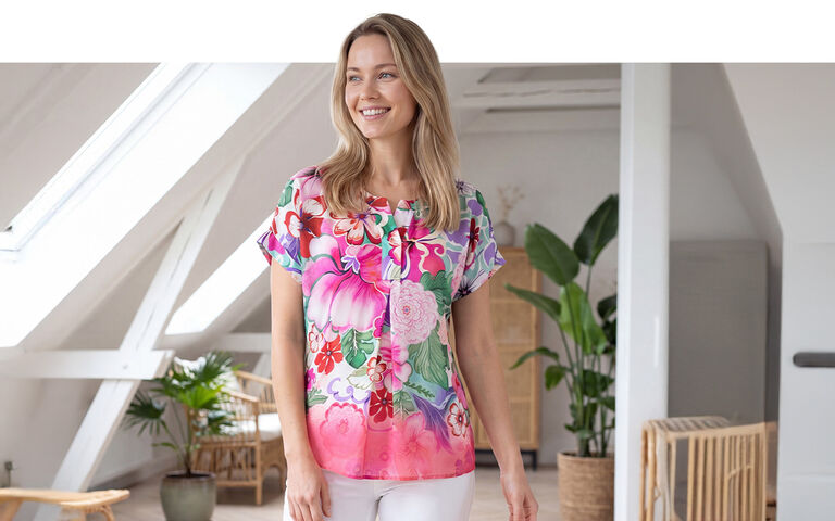 Dame in einer Tunika mit Blumen Muster