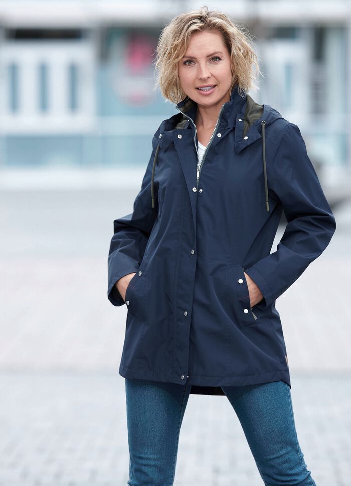 Funktionsjacke mit kleinem Regenschild an der abnehmbaren Kapuze 