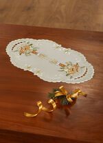 Liebevoll bestickte Tisch- und Raumdekoration 