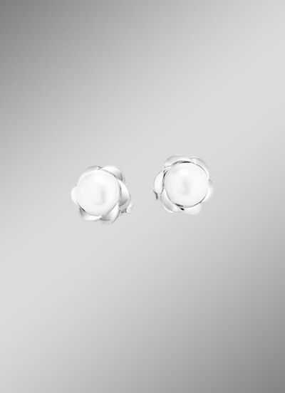 Florale Eleganz – Ohrstecker aus Silber mit Süsswasser-Zuchtperle 