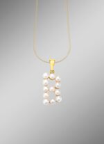 Personalisierte Eleganz: Buchstaben-Anh&auml;nger mit S&uuml;sswasser-Zuchtperlen 