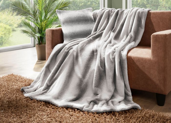 Wohndecke und Kissenbezug aus Kaninchenfell-Imitat 