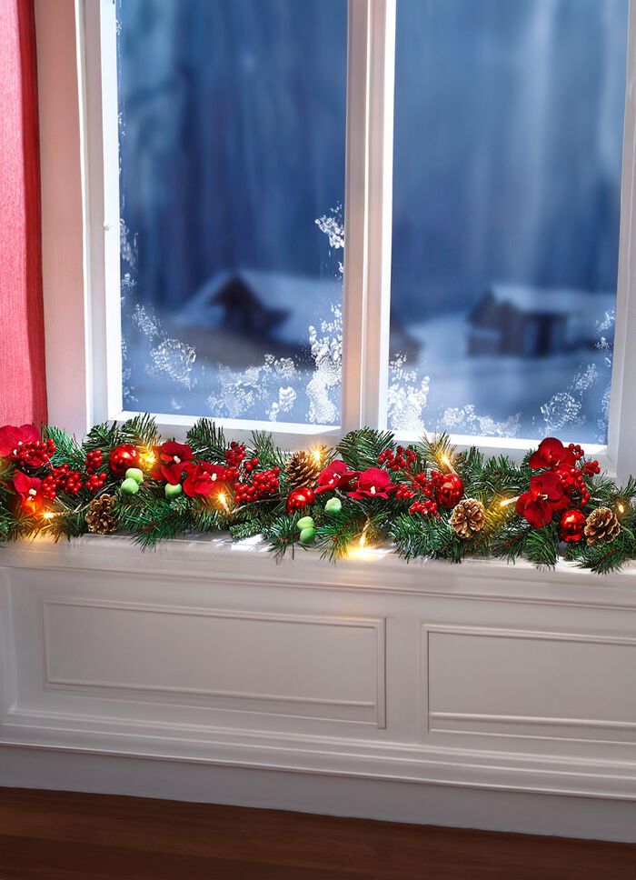 Beleuchtete Girlande mit Tannenzweigen 