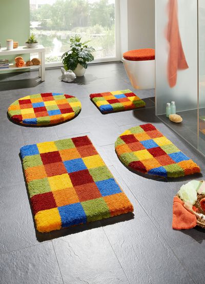 Badgarnitur mit bunten Dessin von Grund 