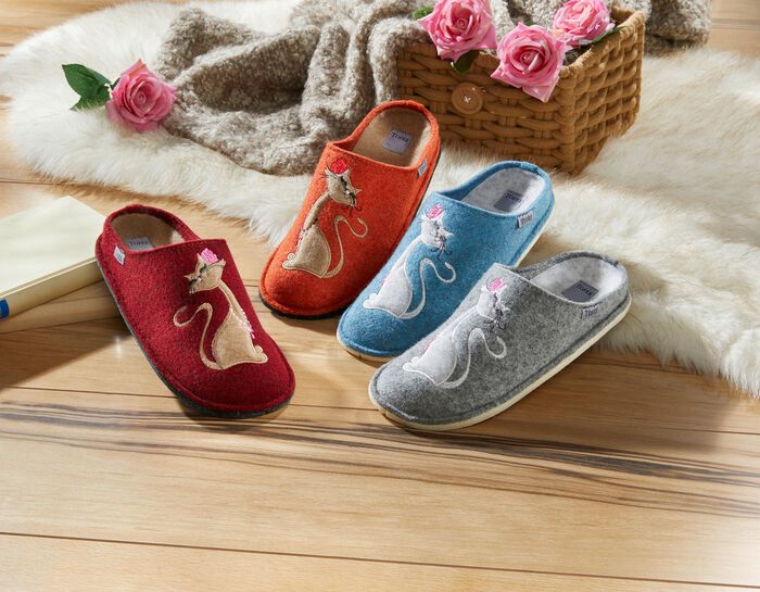 Hausschuh mit farblich abgestimmter Katzen-Applikation BURGUND