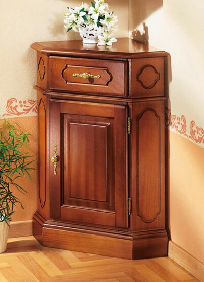 Eck-Kommode mit eleganten, goldfarbenen Metallgriffen 