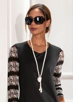 Verschlusslose Halskette mit weissen Schmuckperlen 