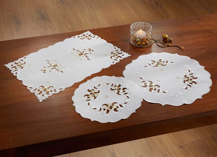 Tischdecke mit aufwendigen Stickereien 