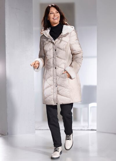 Kurzmantel in aktuellem Materialmix 