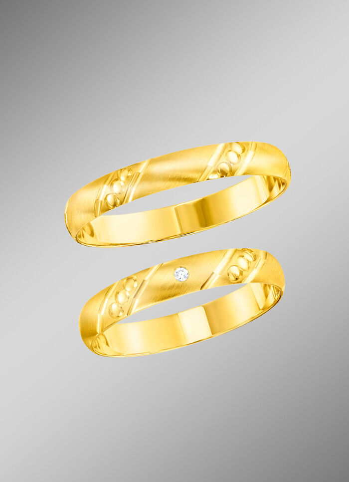 Schicker Trauring mit mattierter Ringschiene 