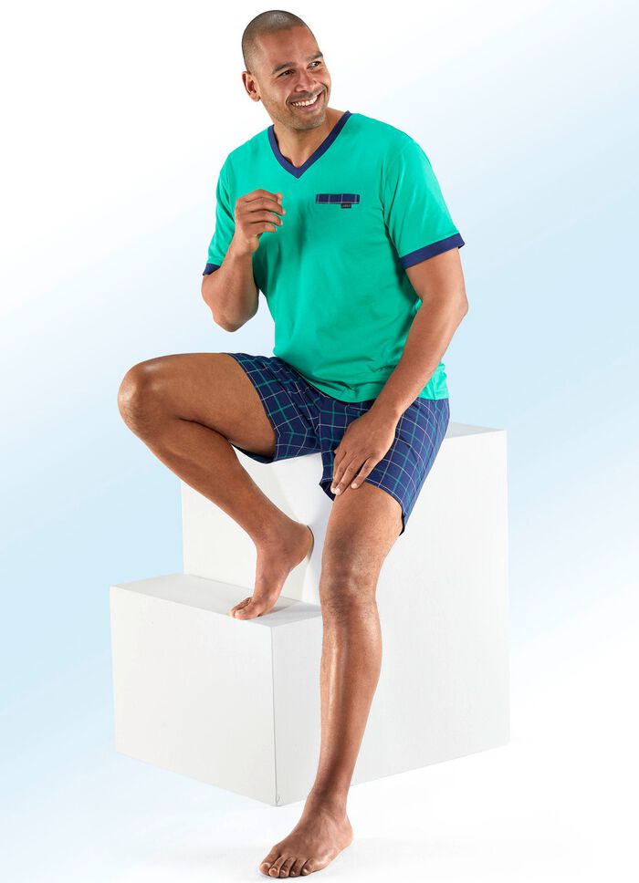 Shorty mit V-Ausschnitt und Brusttasche / nachhaltiger Baumwollanbau 