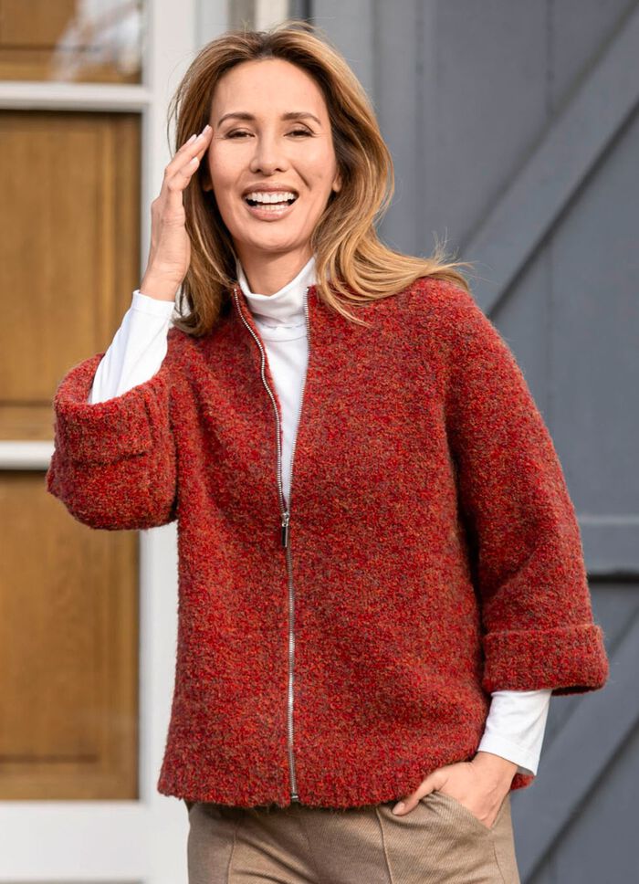 Strickjacke aus Boucl&eacute;garn 