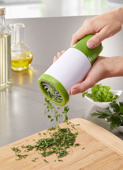 Im Handumdrehen frisch gehackte Kr&auml;uter 