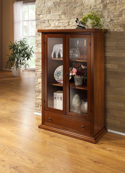 M&ouml;belserie aus teilmassivem Holz 