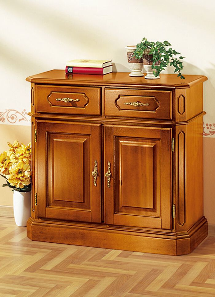 Kommode mit eleganten, goldfarbenen Metallgriffen KIRSCHBAUM