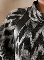 Poncho-Pullover in weich fliessendem Material 