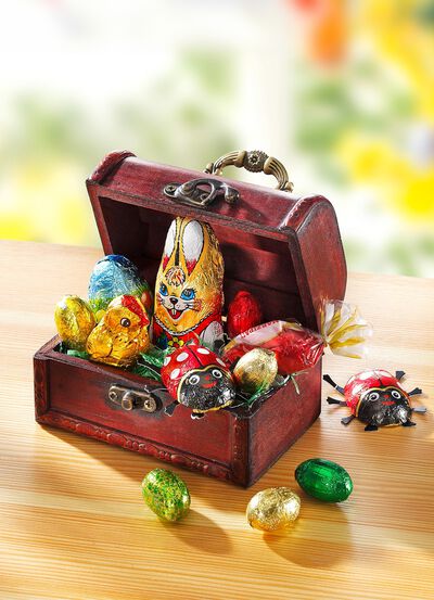 S&uuml;ss gef&uuml;llte Holztruhe mit Griff 