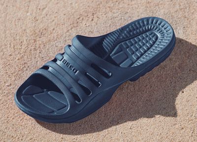 Badeschuhe mit Massage-Fussbett 