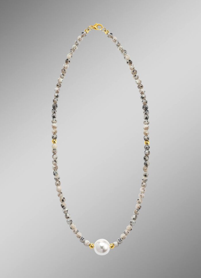 Halskette mit Perlenschimmer und Edelsteinglanz 