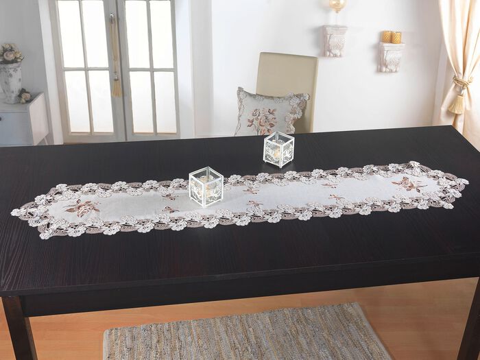 Tisch- und Raumdekoration mit Spitzenbord&uuml;re 