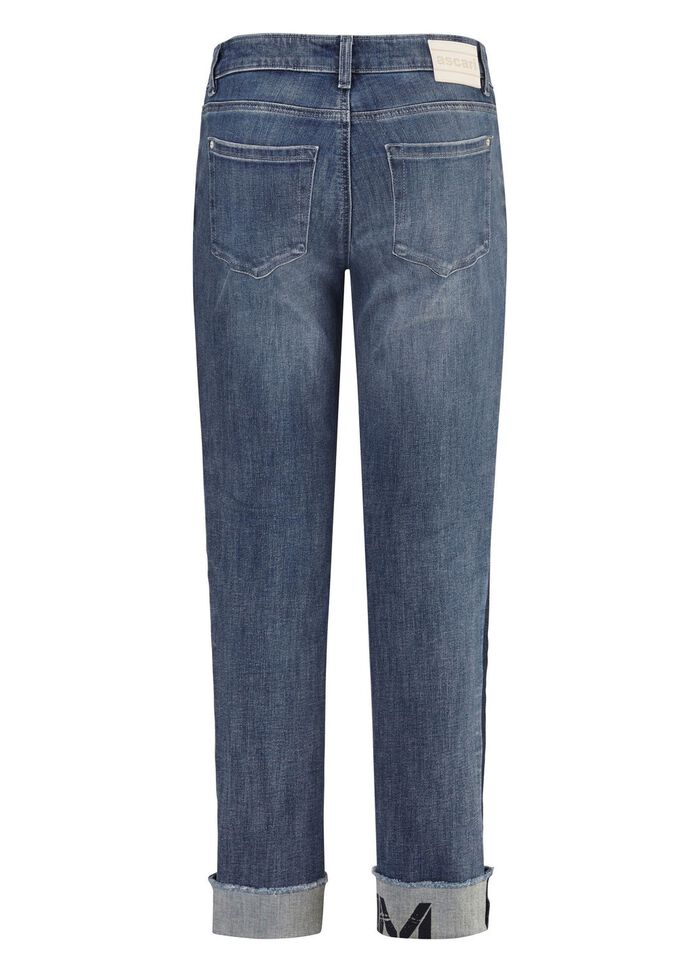 Jeans mit Fransensaum und Schriftzug auf einem Bein 