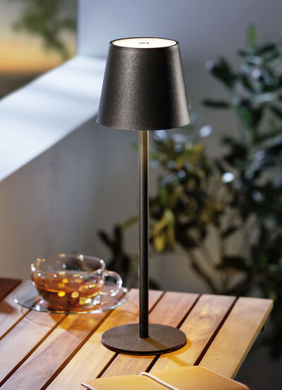 Moderne Tischleuchte für den Innen- und Außenbereich  Moderne Tischleuchte für den Innen- und Außenbereich