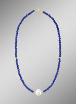 Halskette mit Perlenschimmer und Edelsteinglanz 