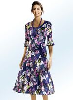 Leicht tailliertes Kleid in modischer Schlupfform 