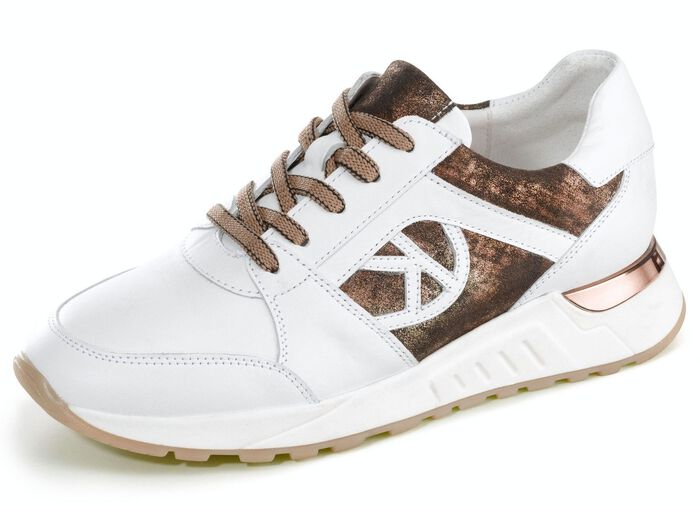 Sneaker im modischem Design 