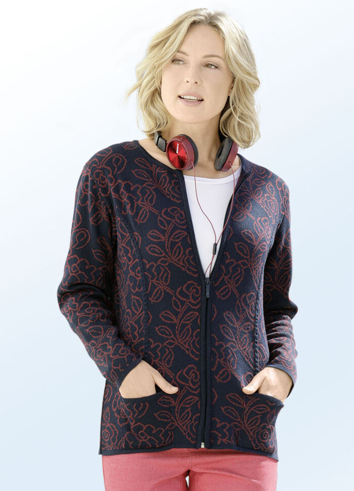 Strickjacke in aufwendigem Dessin 
