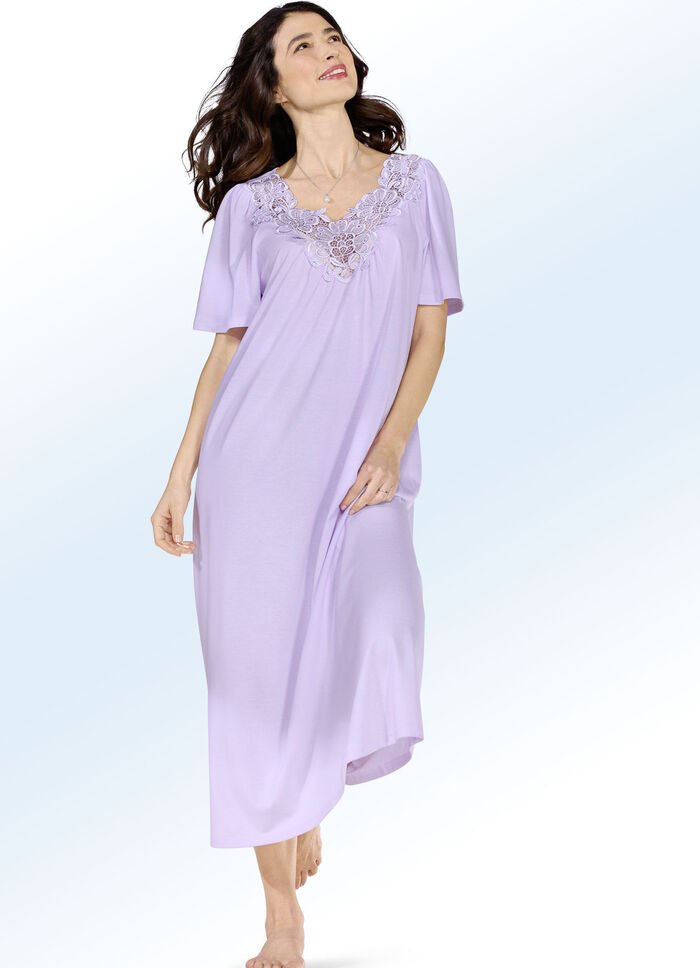 Nachthemd von "Pfau" mit hochwertiger Stickereispitze FLIEDER