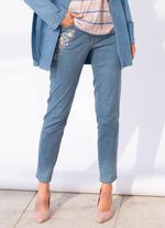 Jeans mit floraler Stickerei 