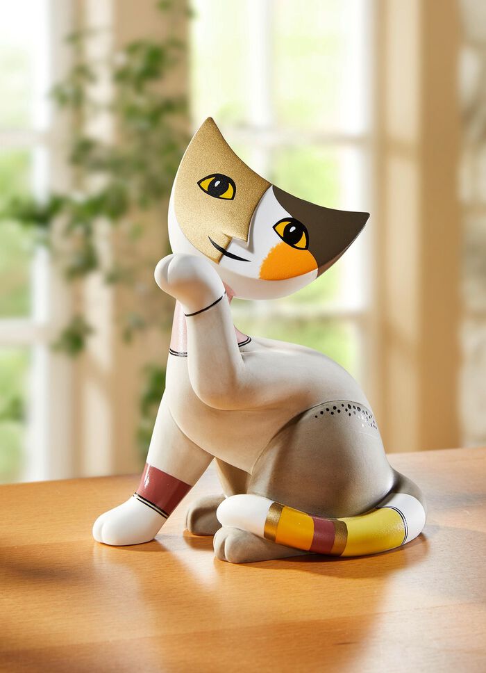 Katze aus hochwertigem Biskuitporzellan 